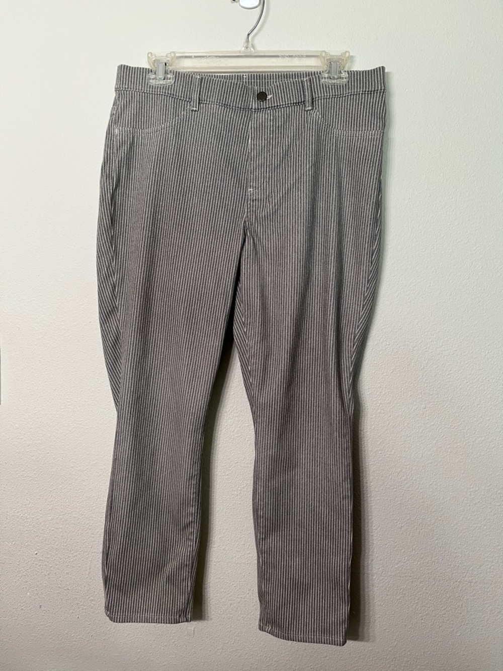 Women’s Gray Pinstripe cropped Casual Pants